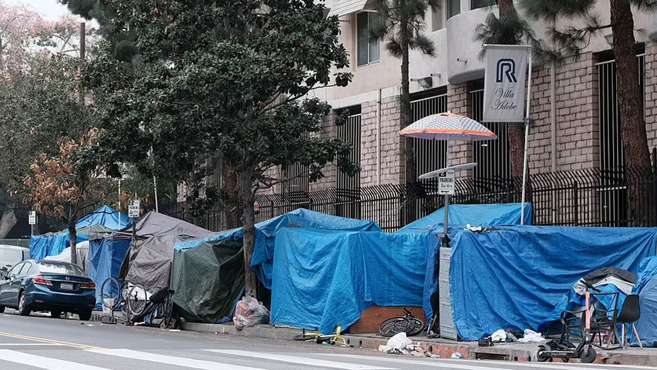 Los Angeles’ta evsiz istilası: Sokaklarda kamp kurdular Los Angeles’ta evsiz istilası: Sokaklarda kamp kurdular