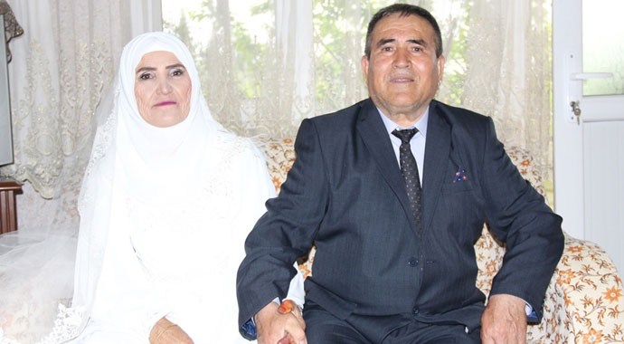 Evliliklerinin 50. yılını düğün yaparak kutladılar'