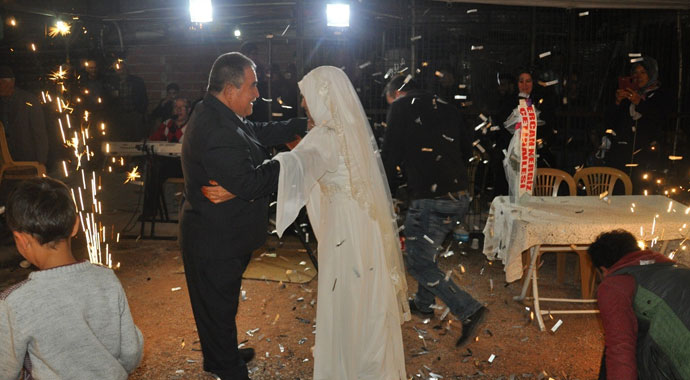 Evliliklerinin 50. yılını düğün yaparak kutladılar'