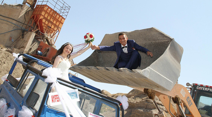 Evlilik teklifini kepçeyle yaptı!