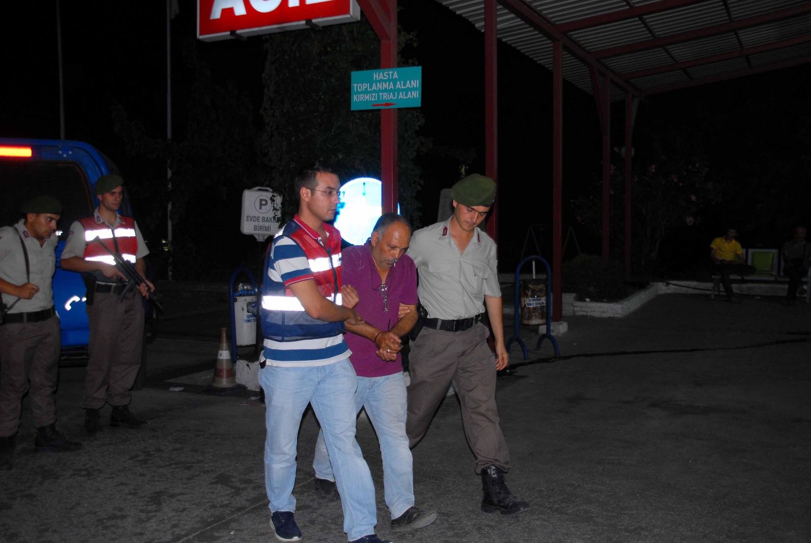 Okuldaki delilleri yakarken yakalandılar