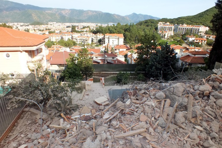 Kenan Evren'in evinden gizli kasa çıktı