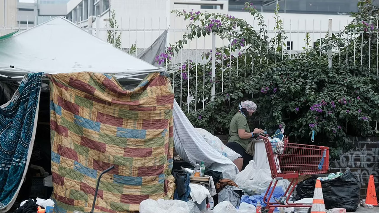 Los Angeles’ta evsiz istilası: Sokaklarda kamp kurdular