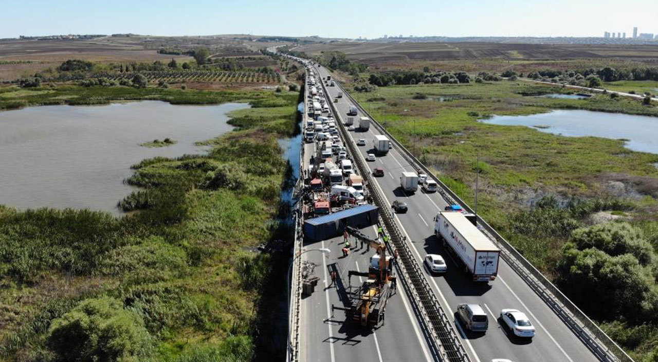 TEM Büyükçekmece mevkiinde feci kaza: Tır devrildi, sürücü göle uçtu