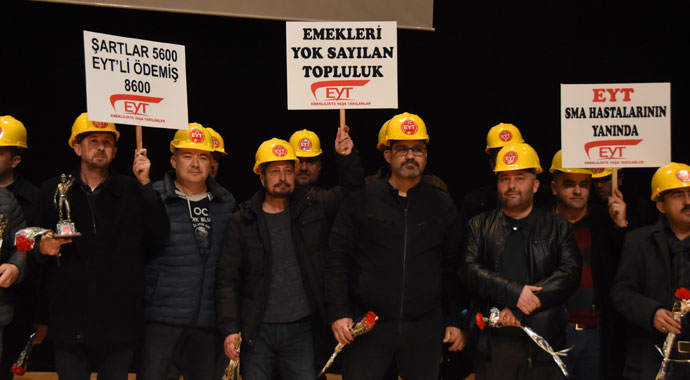 Emeklilikte yaşa takılanlar (EYT) İzmir'de sorunlarını dile getirdi Emeklilikte yaşa takılanlar (EYT) İzmir'de sorunlarını dile getirdi