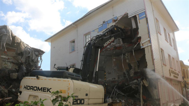 FETÖ üyelerinin buluştuğu otel yıkıldı!