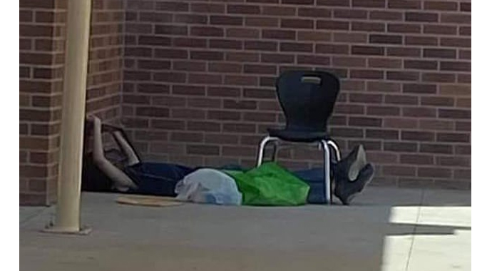 Evde internet olmayınca ödevini okul bahçesinde yapıyor