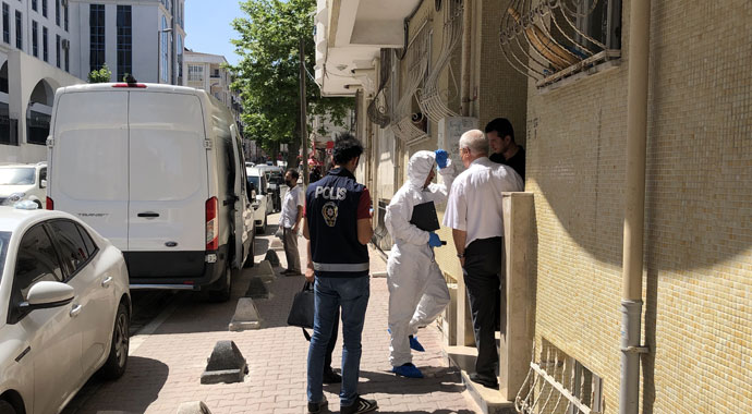 Eşinin ellerini bağlayıp öldüren zanlı cesedi kızıyla aynı evde bıraktı