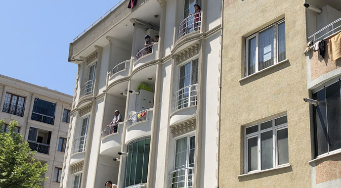 Eşinin ellerini bağlayıp öldüren zanlı cesedi kızıyla aynı evde bıraktı