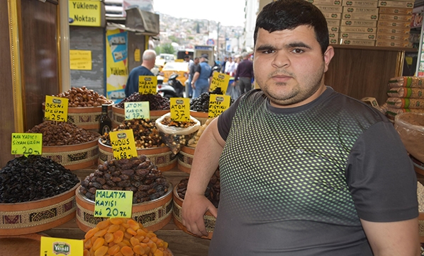 Çarşıda hurma satışları arttı