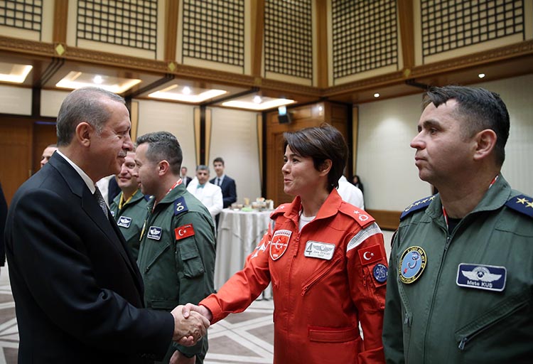 Cumhurbaşkanı Erdoğan Albay Kuş'u uçaktan selamladı