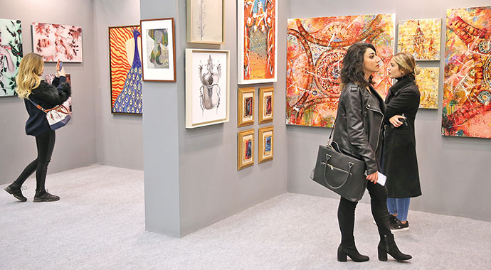 Kitap şölenine 'kâğıt gölgesi'