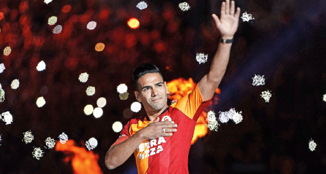 Galatasaray yeni oyuncuları ile gövde gösterisi yaptı