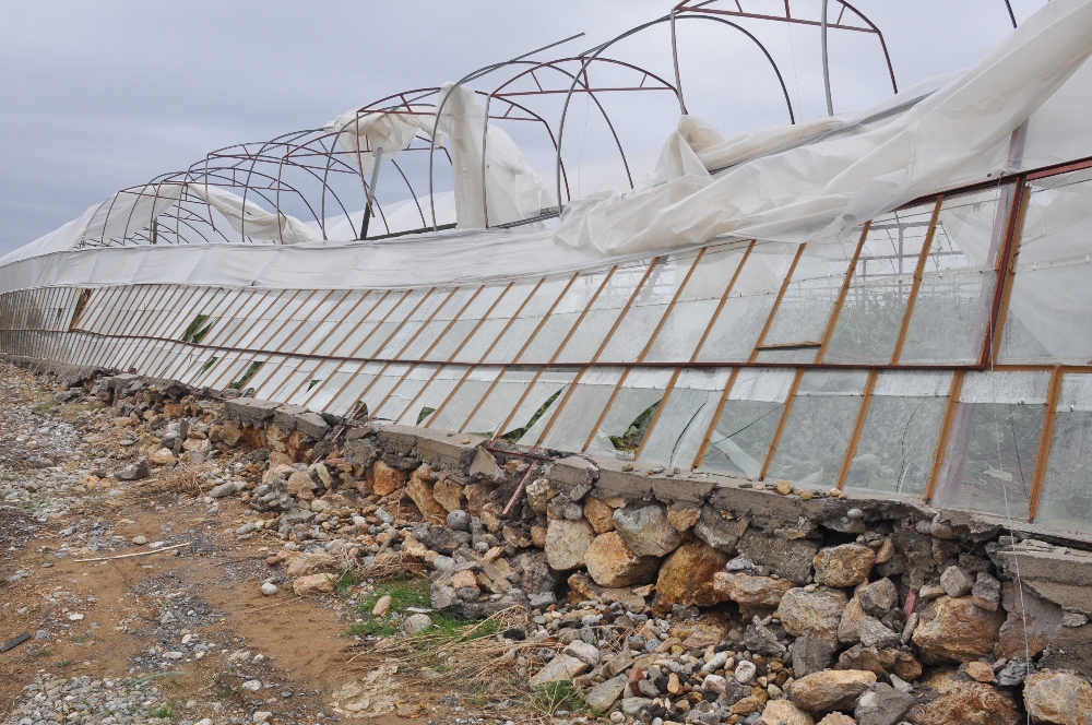 Fırtına sebze meyve üreticilerini vurdu