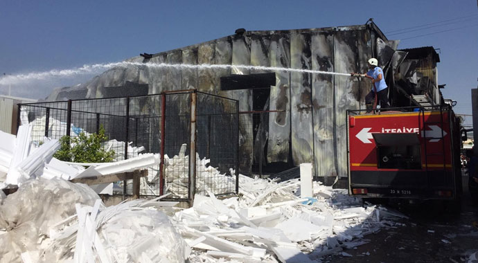 Mersin’de strafor fabrikasında yangın