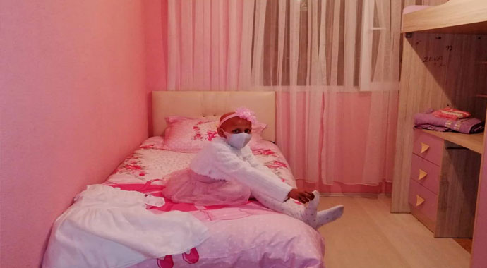 Kanser hastası küçük Fadime’nin pembe odasına kavuşma anları gözyaşlarına boğdu