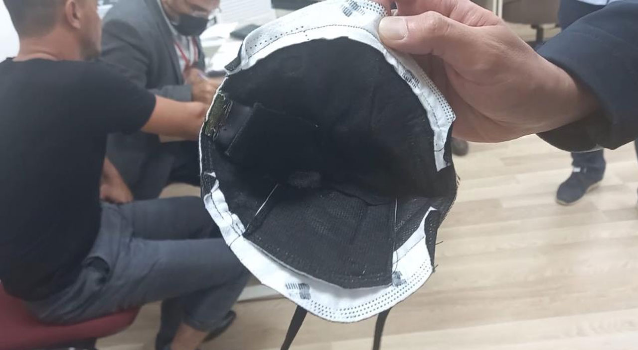 Akıllara durgunluk veren kopya düzeneği: Kulağına böcek maskesine kamera yerleştirdi!