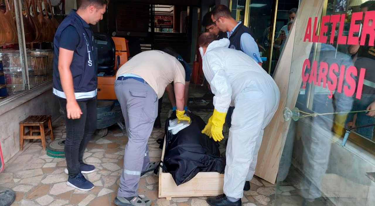 İş merkezi asansöründe çürümüş ceset bulundu: Koku yayılınca fark edildi İş merkezi asansöründe çürümüş ceset bulundu: Koku yayılınca fark edildi