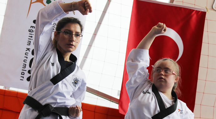 13 yaşındaki down sendromlu Fatima tekvandoda dünya şampiyonu