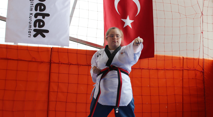 13 yaşındaki down sendromlu Fatima tekvandoda dünya şampiyonu