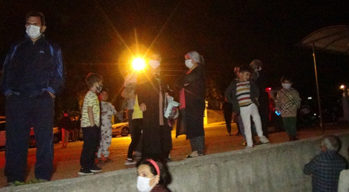 Fayansları birdenbire gürültüyle çöken binada oturanlar sokağa döküldü