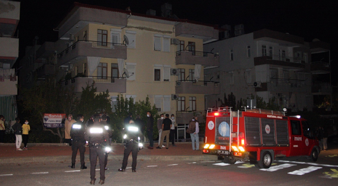 Fayansları birdenbire gürültüyle çöken binada oturanlar sokağa döküldü