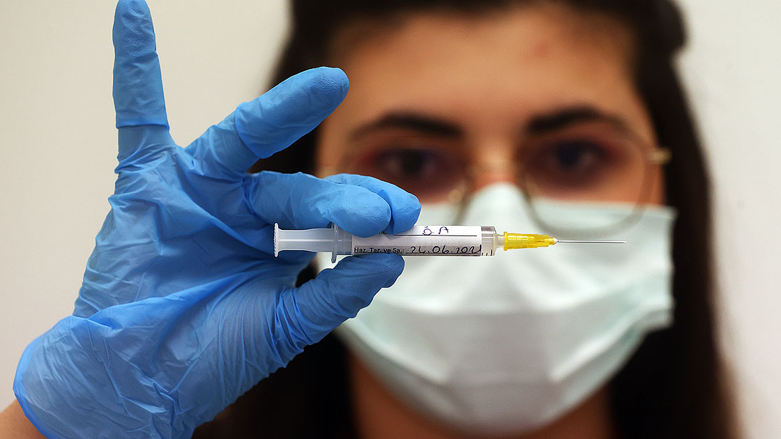 TURKOVAC faz 3 çalışması kapsamında gönüllülere uygulanıyor