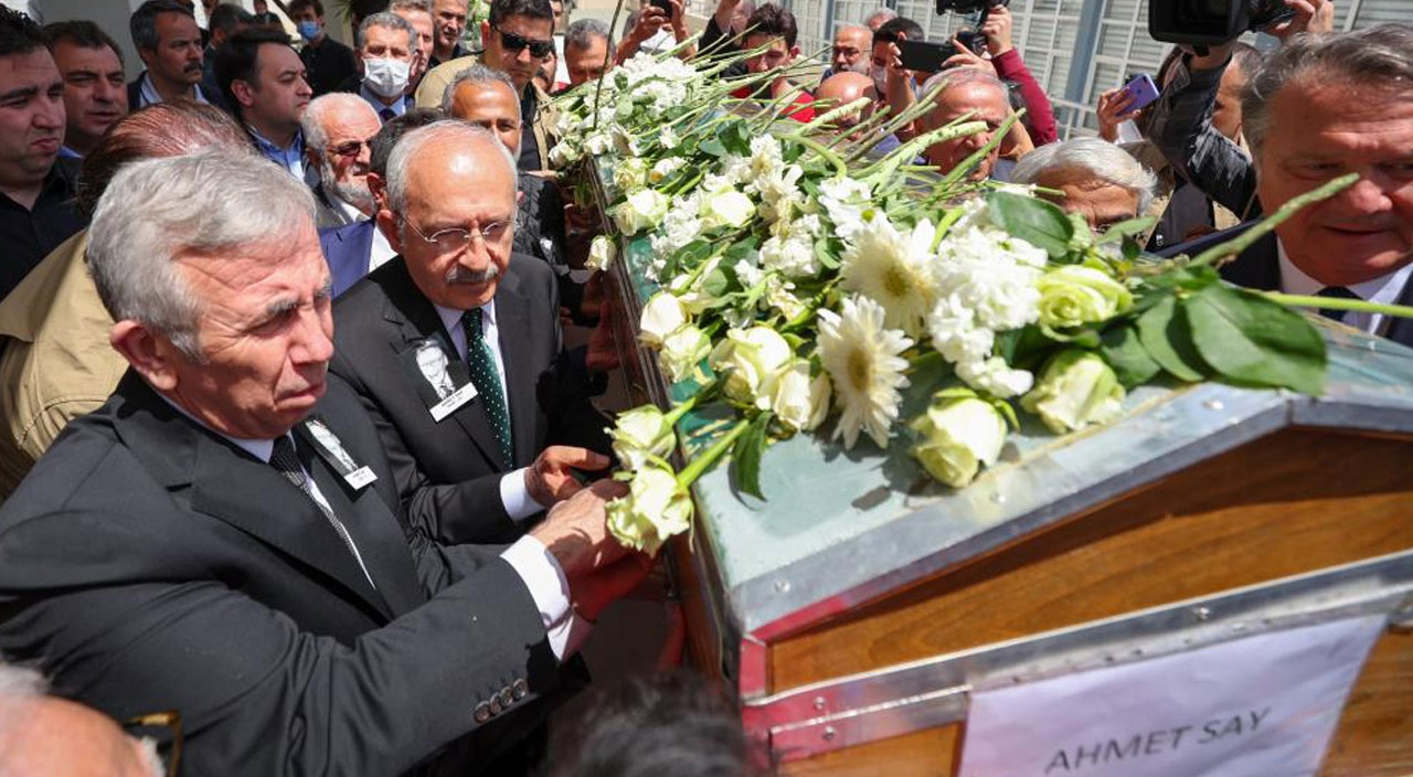 Fazıl Say’ın babası Ahmet Say son yolculuğuna uğurlandı Fazıl Say’ın babası Ahmet Say son yolculuğuna uğurlandı