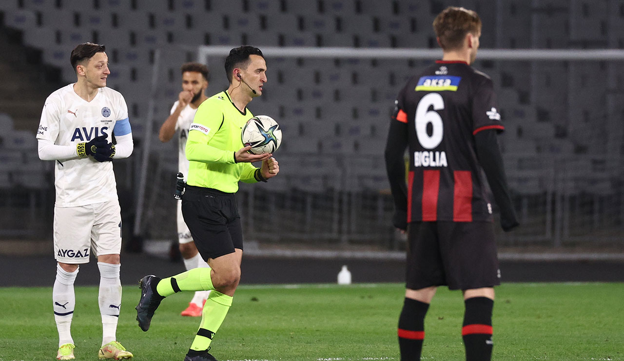 Karagümrük 1-1 Fenerbahçe: Kanarya 9 kişi kalan rakibini yenemedi