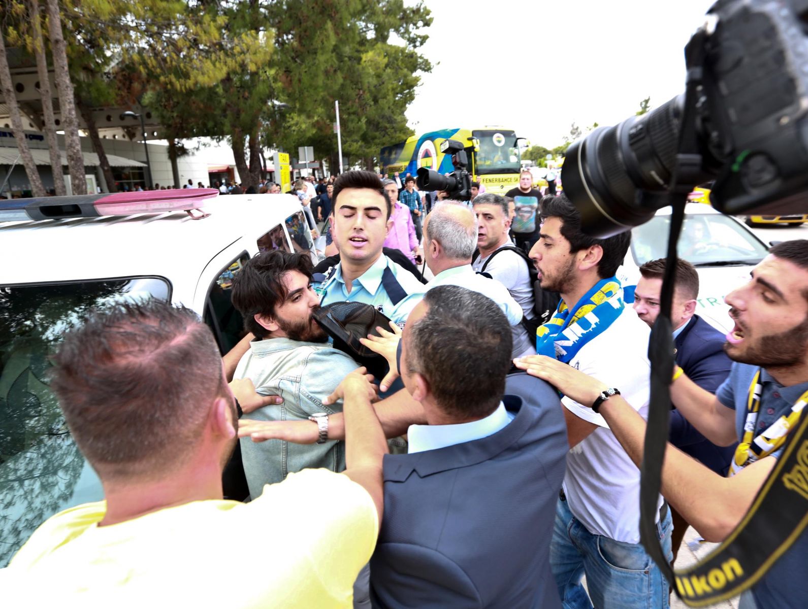 G.Saray atkısı açtı Fenerbahçeliler darp etti