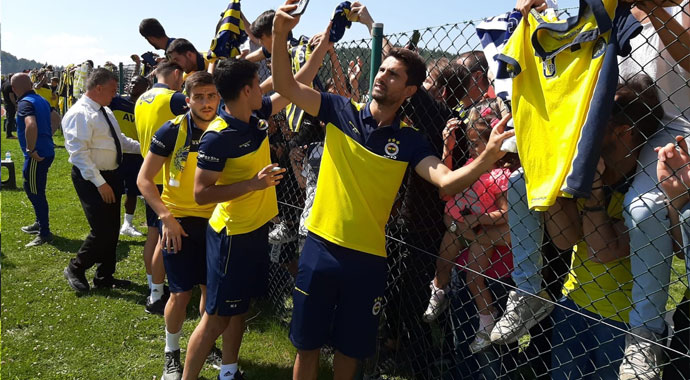 Fenerbahçeli futbolcular taraftarla bir araya geldi