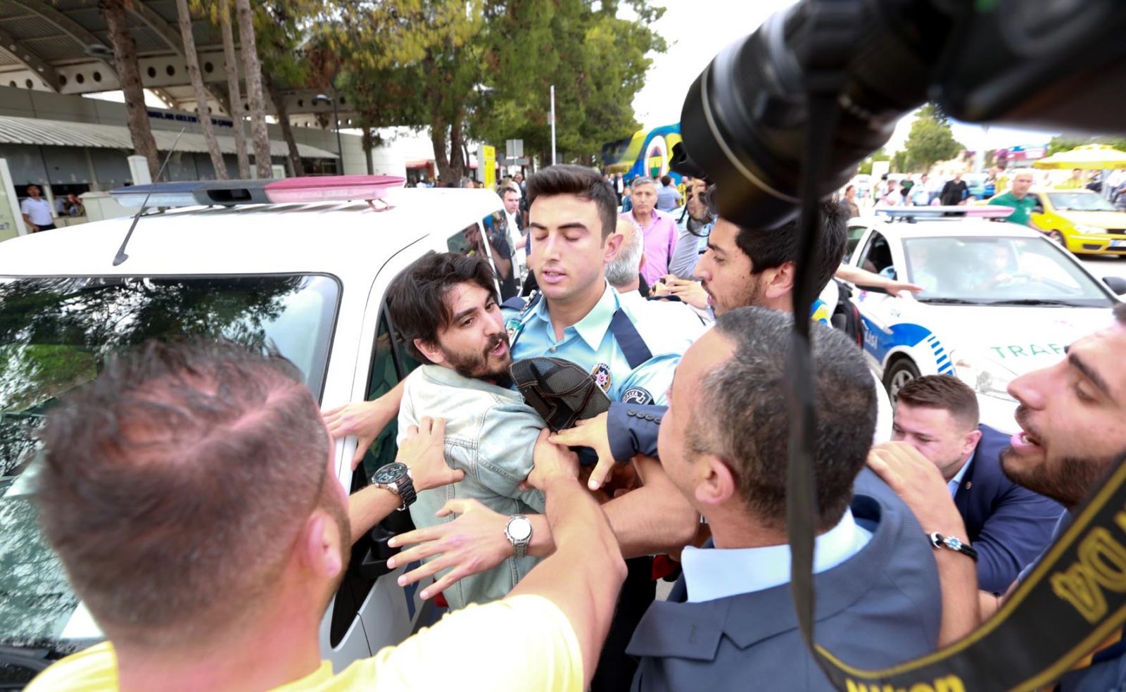 G.Saray atkısı açtı Fenerbahçeliler darp etti