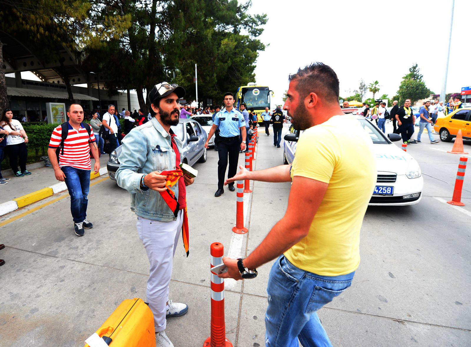 G.Saray atkısı açtı Fenerbahçeliler darp etti