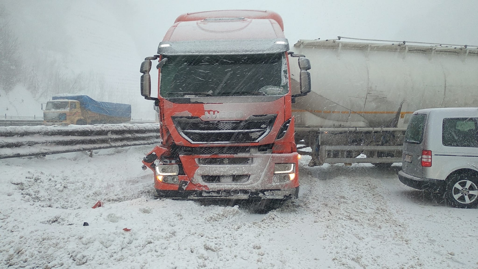 TEM’de makaslayan tır Bolu Dağı Tüneli’de trafiği durdurdu