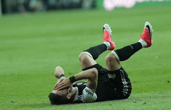 Fenerbahçe son saniyede attı Gökhan Gönül yıkıldı