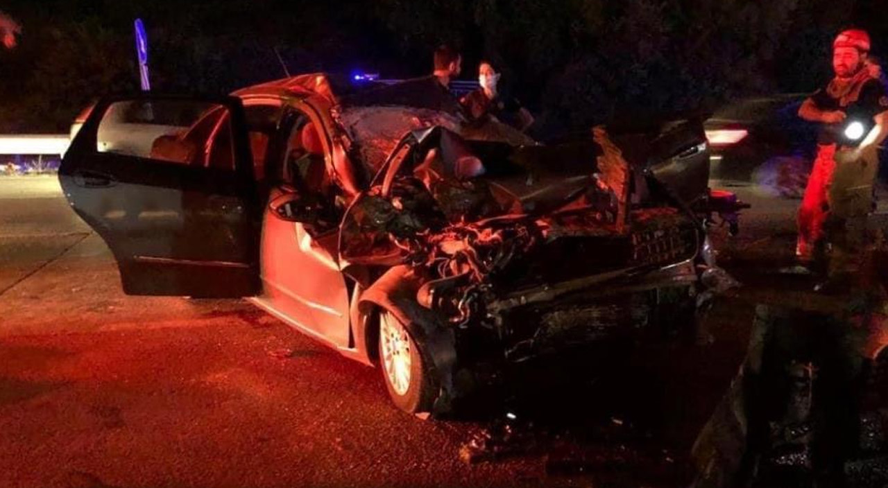 Korkunç kaza! Otomobil tırın altında kağıt gibi ezildi! Baba ve oğlu can verdi