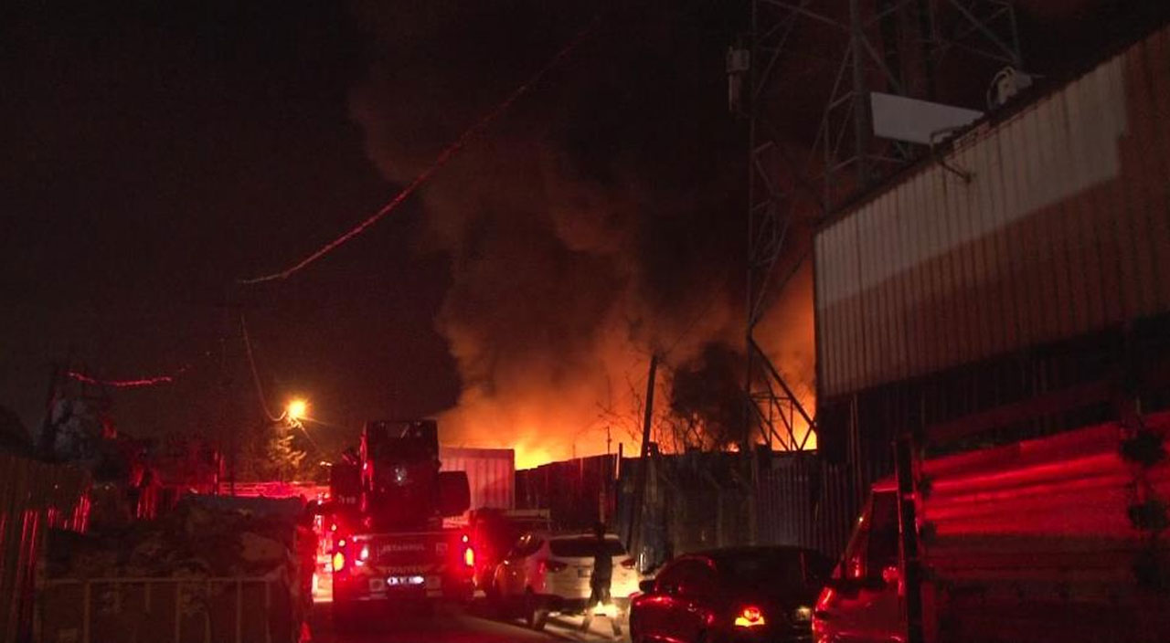 Ümraniye’de korkutan yangın: Geri dönüşüm deposunda yangın çıktı