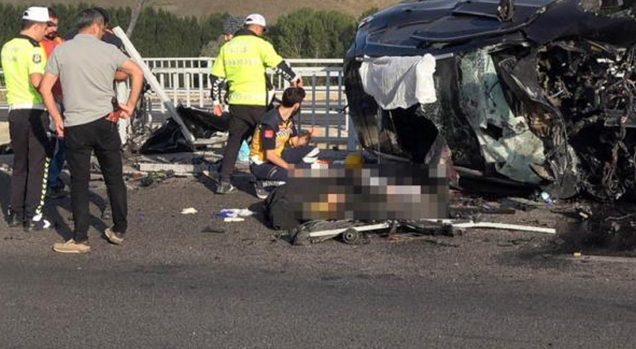 Korkunç kaza! Otomobil köprü bariyerine çarpınca olan oldu: 3 ölü, 1 yaralı Korkunç kaza! Otomobil köprü bariyerine çarpınca olan oldu: 3 ölü, 1 yaralı