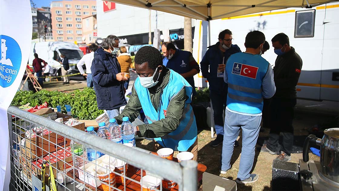 Fildişili Sahili'nden gelen Ali depremzedelerin yardım gönüllüsü oldu