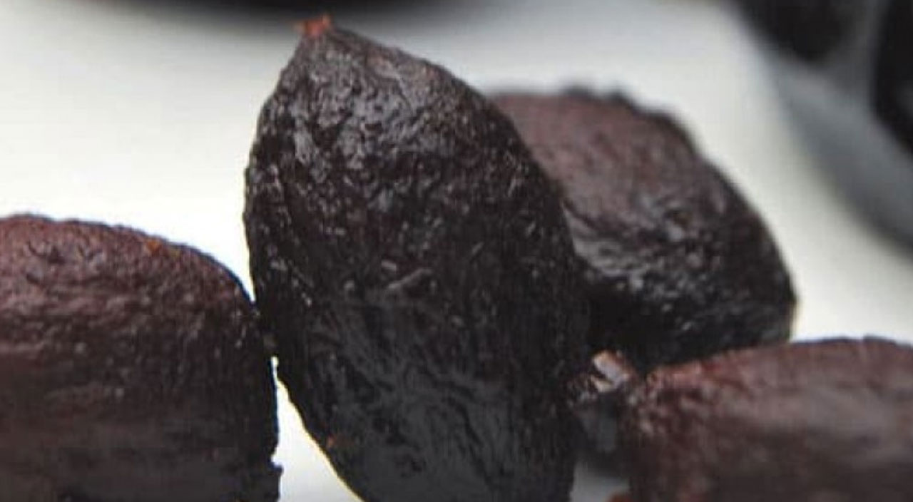 Zeytin çekirdeği yutmak zararlı mı? Zeytin çekirdeği midede erir mi? Canan Karatay açıkladı: Günde 5-6 çekirdek mutlaka yutun