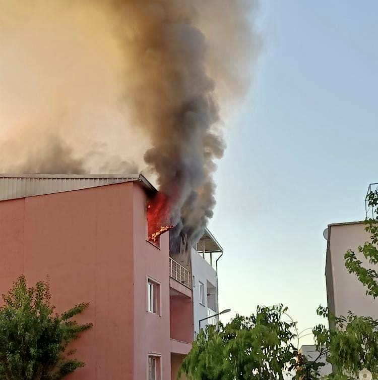 Cinnet getirip evini ateşe verdi