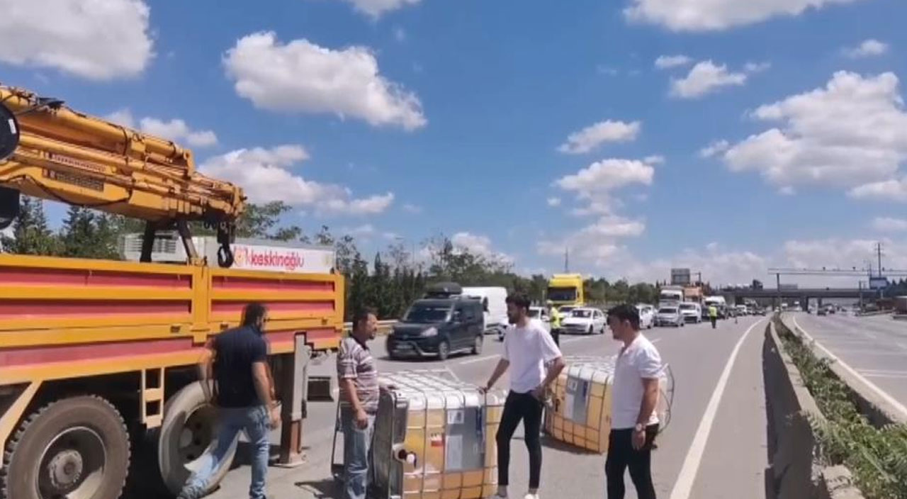 Kocaeli’nde faciadan dönüldü: Kimyasal sıvı dolu tanklar yolda devrildi