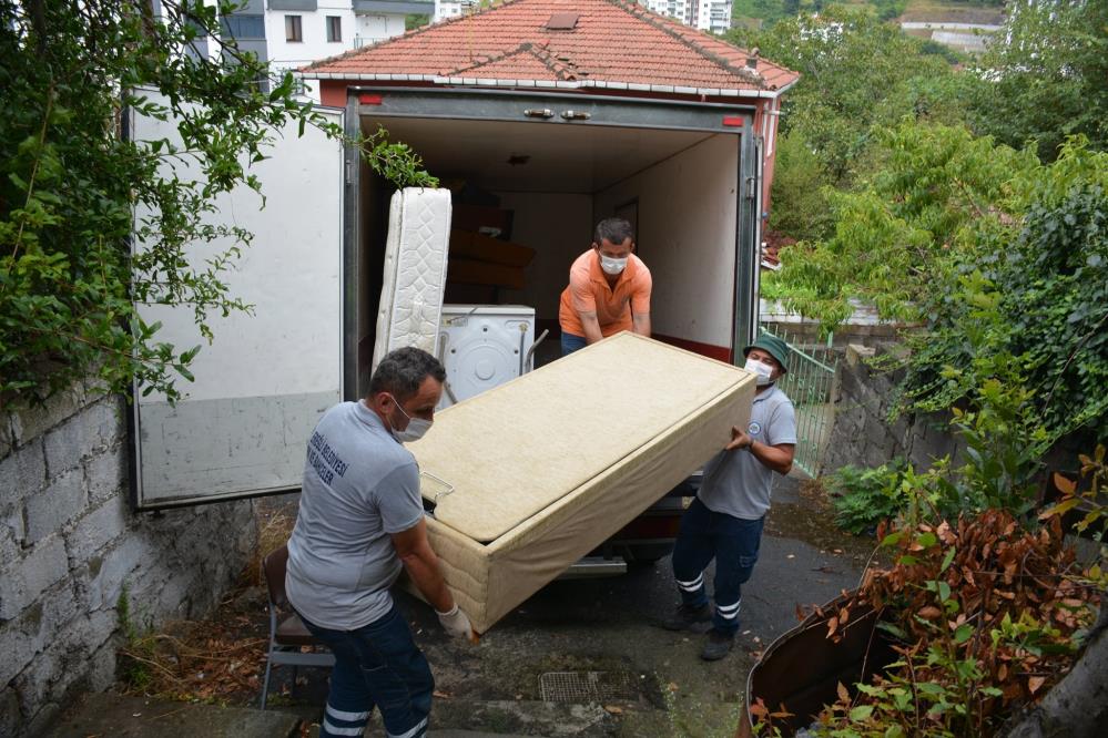 Evi yanan aileye hayırseverlerden yardım