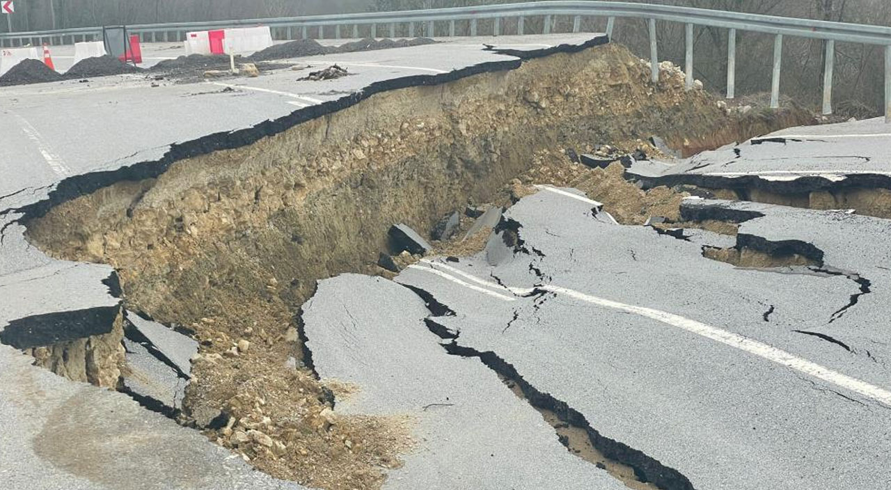 Karadeniz’i İstanbul’a bağlayan yol çöktü: Asfalt kağıt gibi yırtıldı