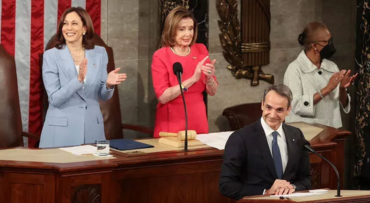 Türkiye’yi ABD’ye şikayet eden Miçotakis’e ayakta alkış