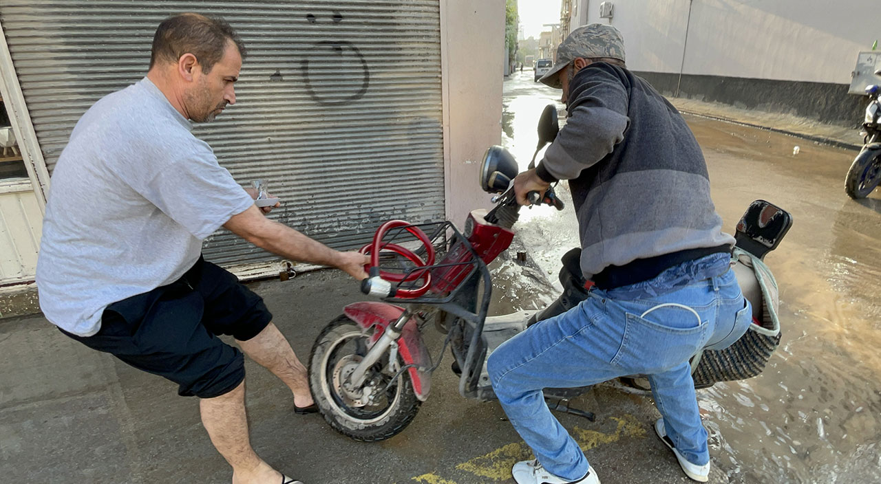 Adana sular altında kaldı: Midibüs ve motosikletler çukura düştü