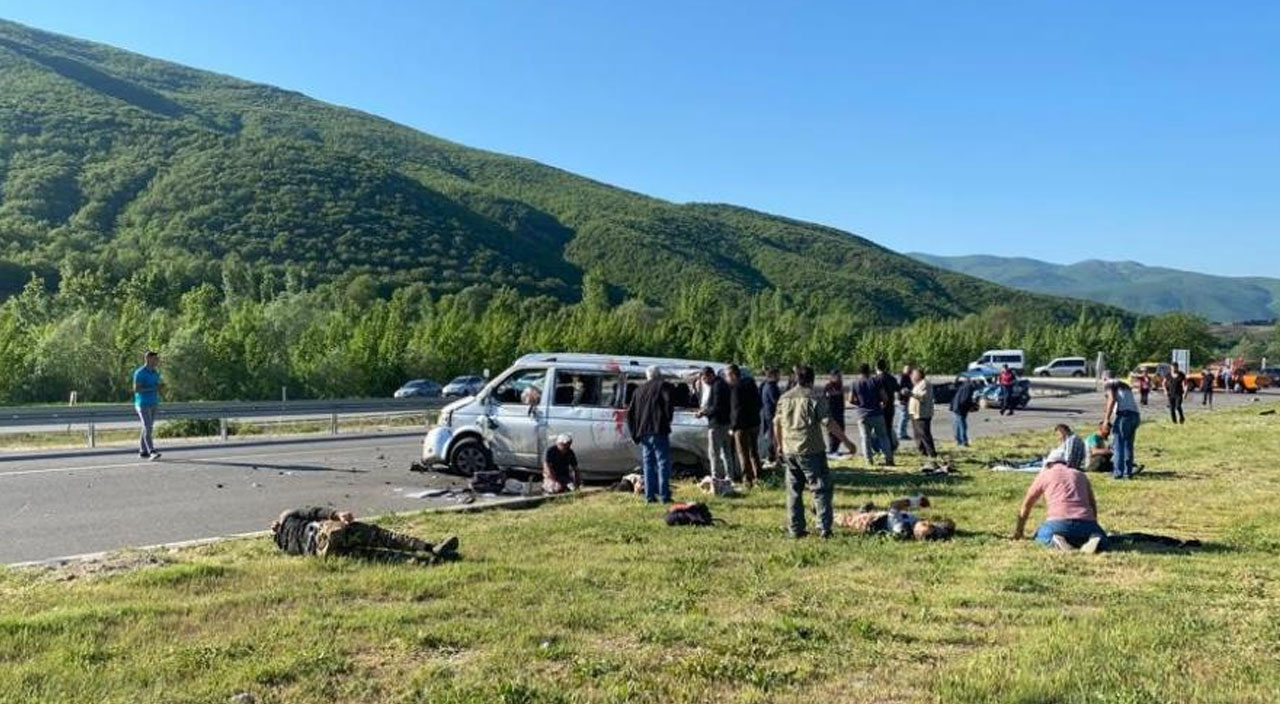 Tokat’ta işçileri taşıyan minibüs otomobille çarpıştı: Ölü ve yaralılar var