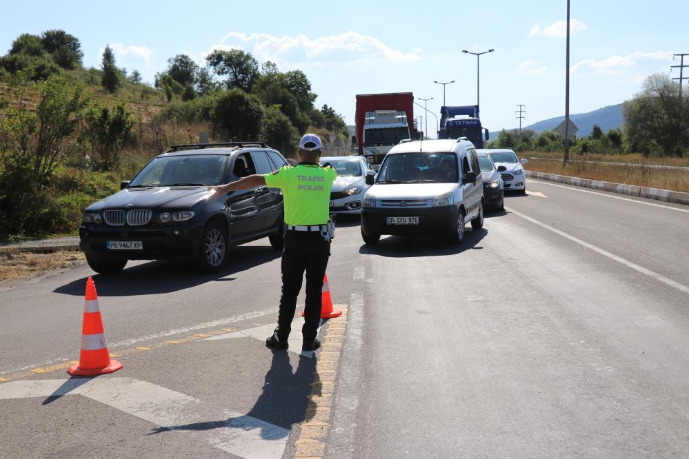TEM’in Ankara yönü trafiğe kapatıldı, sürücüler kilometrelerce kuyruk oluşturdu