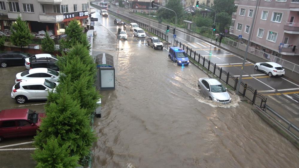 Rize’de sağanak yağış, karayolu trafiğe kapandı