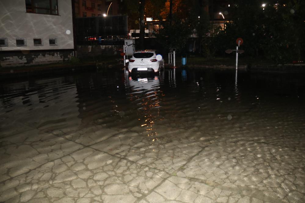 Rize’de şiddetli yağış nedeniyle şehir merkezini su bastı